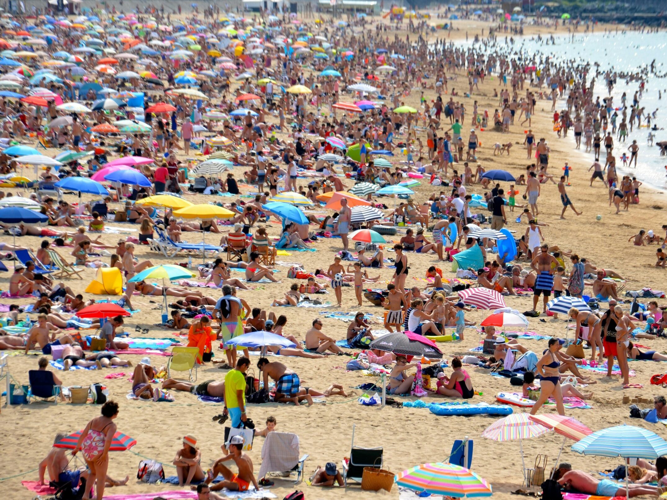 überfüllter Strand auf Mallorca